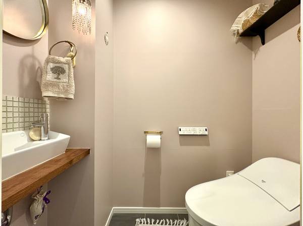 タンクレストイレには手洗いカウンター付き