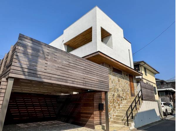 愛車を並べる贅沢！ガレージと石張りのアクセントが邸宅に品格を添える