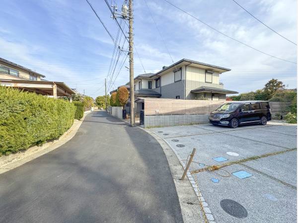 前面道路とカースペースの繋がり。高低差がなく来客の駐車も楽では。