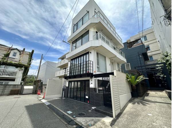 鉄骨造の重厚感溢れる造り/地下一階・地上3階建