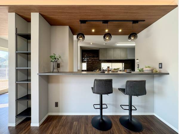 カフェスタイルのカウンターは多用途に使えます