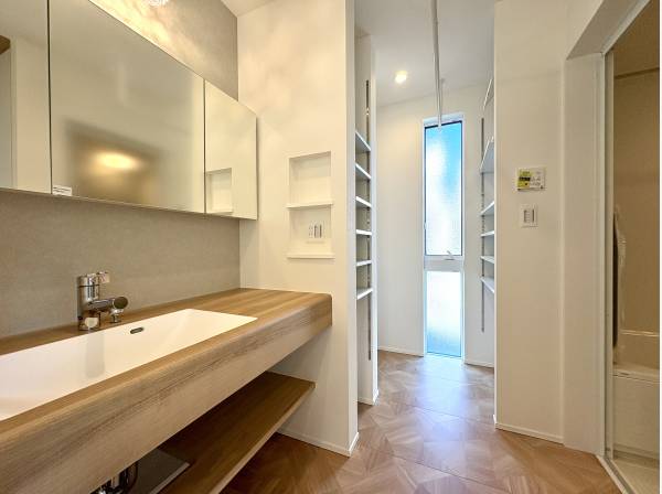 上品で落ち着いた雰囲気のバス・パウダールーム