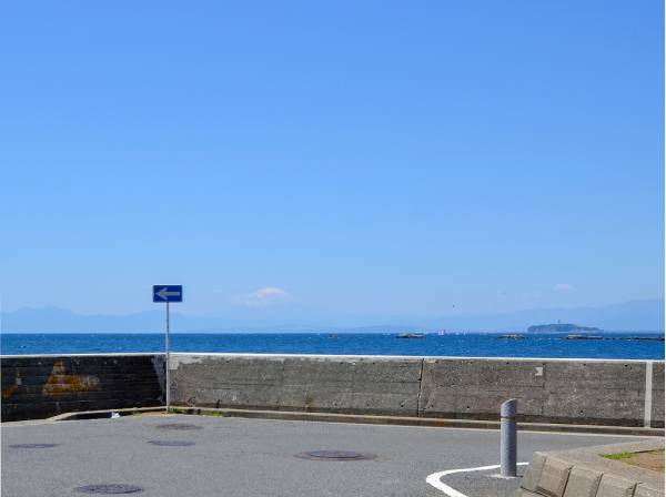 ２分も歩けば、目の前には真っ青な海が広がります(約160ｍ)