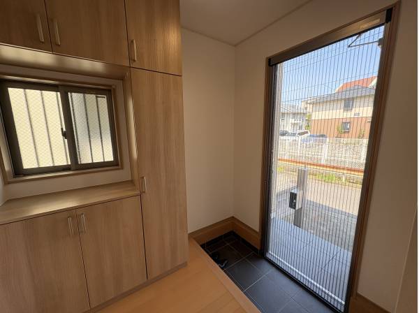 玄関には網戸が有りますので、ペットがいても安心ですよ！