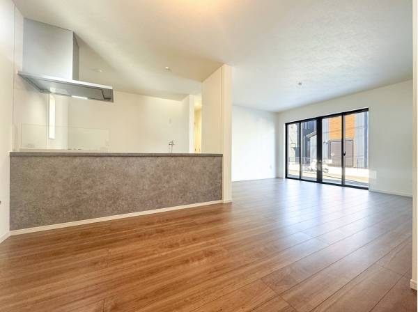 リビングには冬の時期も足元から温もりを与えてくれる床暖房を完備