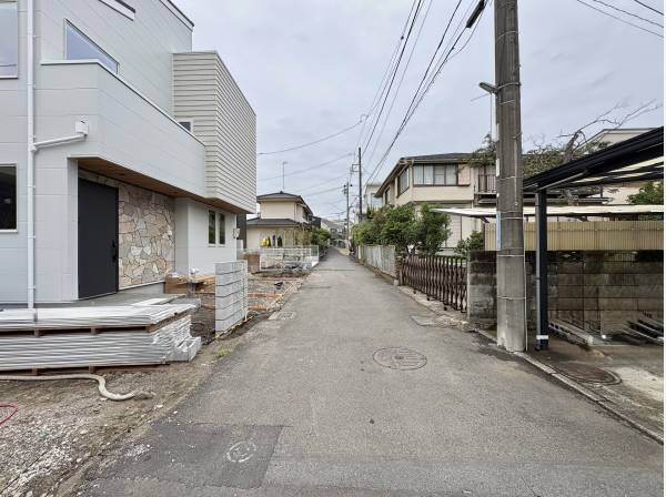 前面道路　約4ｍで駐車も楽々のアプローチ