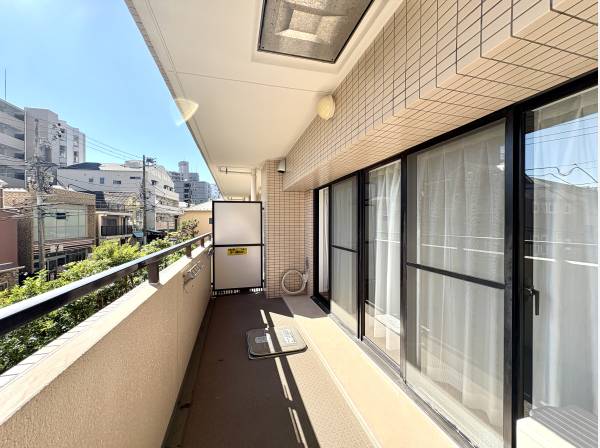 南東に面したワイドバルコニーで、朝の光と潮風を感じて。