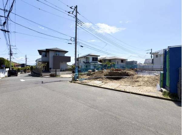 角地で陽当たり・開放感良好なロケーション！