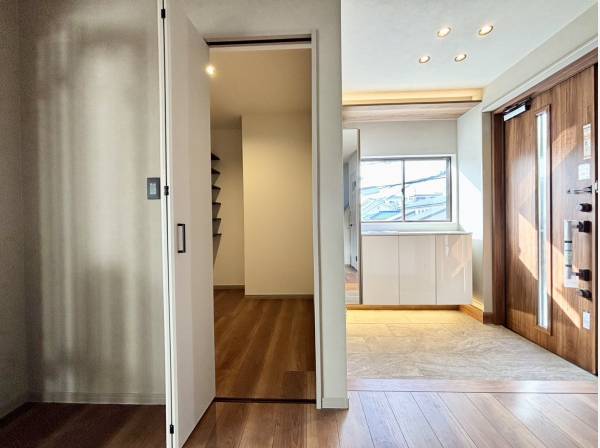 収納豊富な玄関スペース