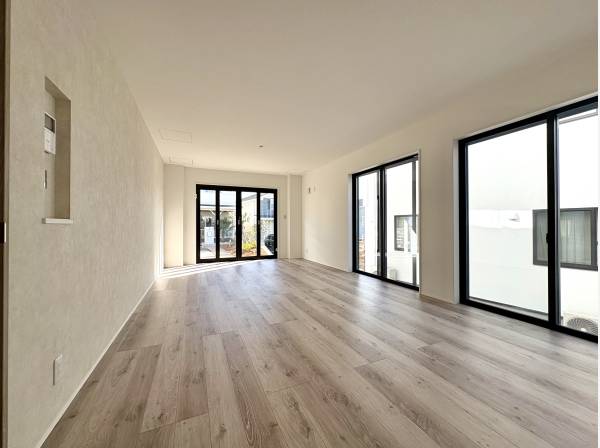 窓が多く明るい印象のリビング