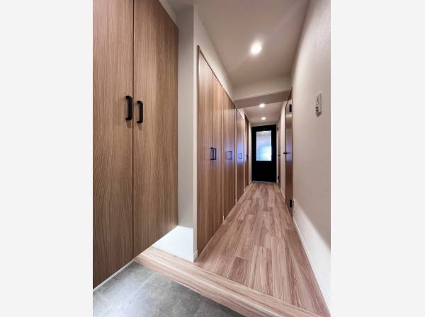 木の温もりに包まれたリビングへのアプローチ