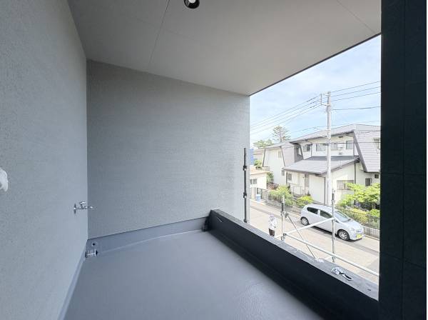 屋根付きのバルコニー日照りの強い日でも涼しく過ごせます。