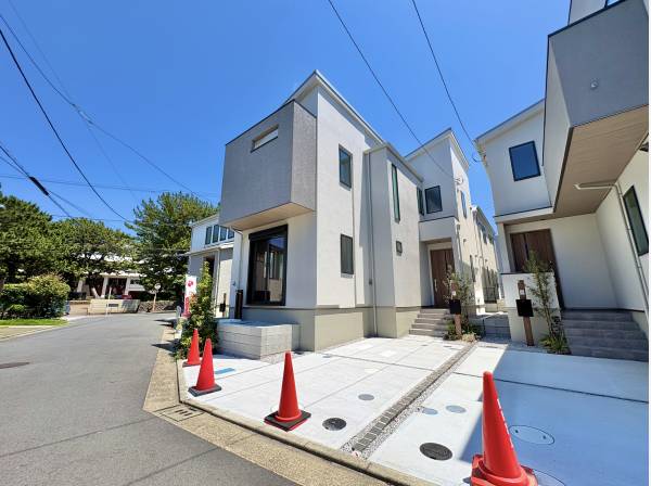 木調のアクセントが個性を添える、モダンな佇まい。