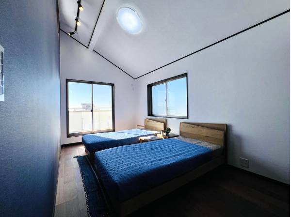 天井が高くて開放感があり、海と富士山を望むベッドルーム