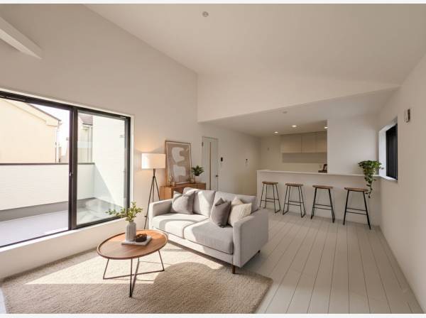 家族の集まるリビングは勾配天井で開放的に(家具はイメージです)