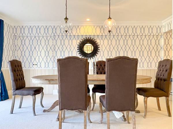 ゆとりある広さのリビングは全体的に絨毯が引かれておりまるでホテルのような雰囲気。