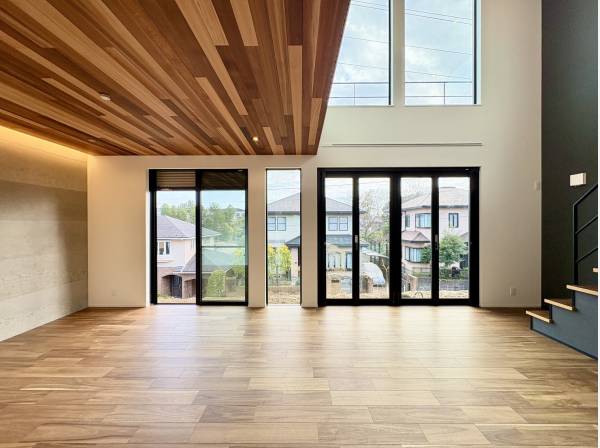 大きな窓と吹抜けで開放感ある空間