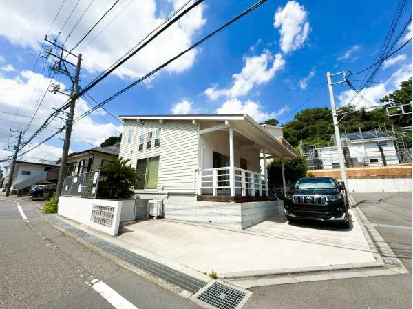 青空が似合う平屋住宅はカースペースがなんと3台付きになります