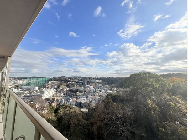 13階からの眺望と一体になるLDK。開放感あふれる家族の特等席。