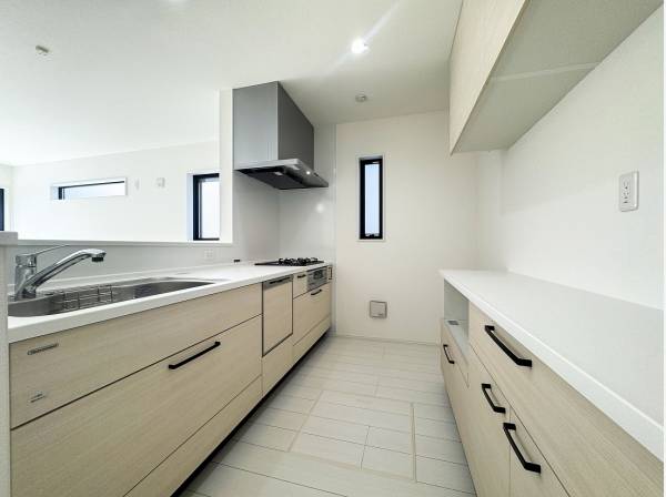 カップボードやパントリーが完備されいつも広い作業スペースを保てそう