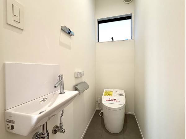 手洗いカウンター付きのトイレ