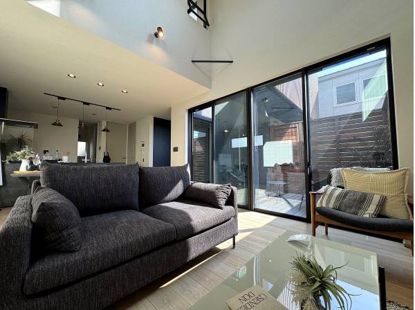 吹抜けと大開口が導く開放LDK