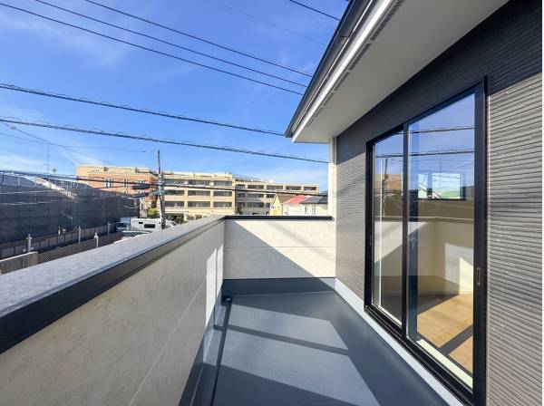 南向きのバルコニーは1日中燦燦と陽が射し込みます