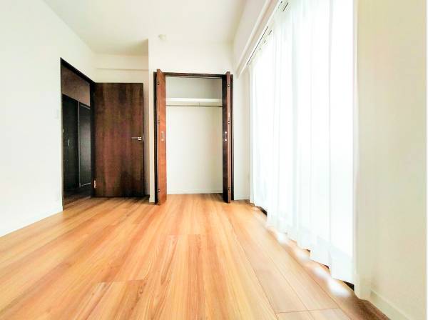 大きな窓からたっぷりの陽射しが広がります