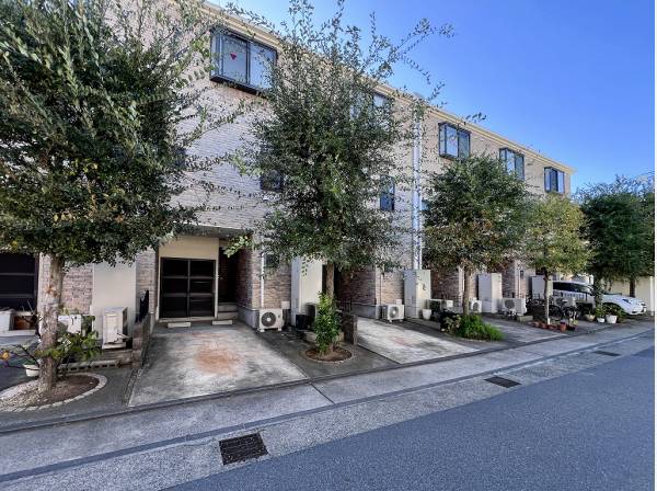 ガレージには物置スペースとセカンドエントランスが備わっています