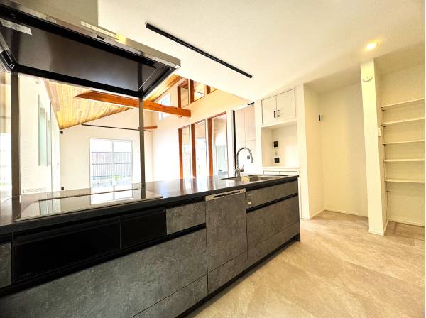 インテリアのグレードを上げるカフェキッチンのような設えが素敵です♪