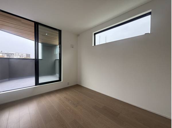 インナーバルコニーにつながる洋室