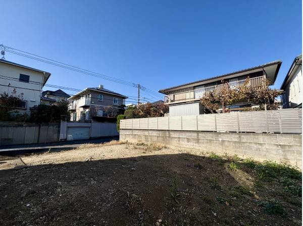 西側道路に面した陽当たりの良い立地です