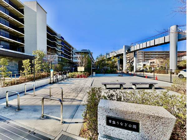 親の目の届くところに公園があるという嬉しいポイントがあります