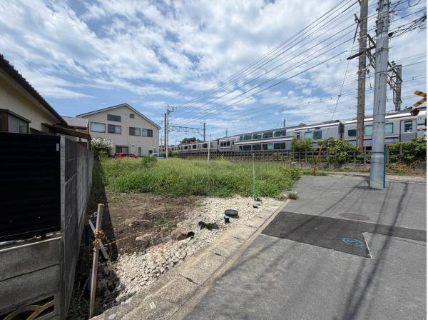 全2区画、土地面積約76.35㎡(約23.09坪)の土地でございます