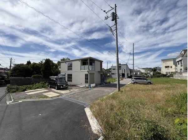 前面道路も広々でアクセスもスムーズです