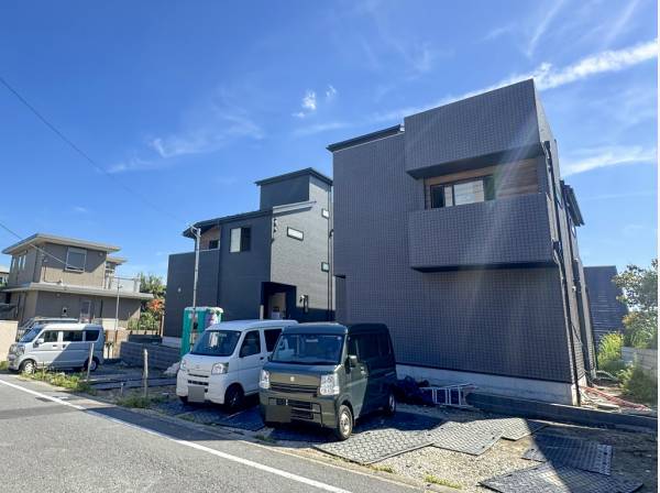建物正面には2台以上の駐車可能なゆとりのカースペースがあります