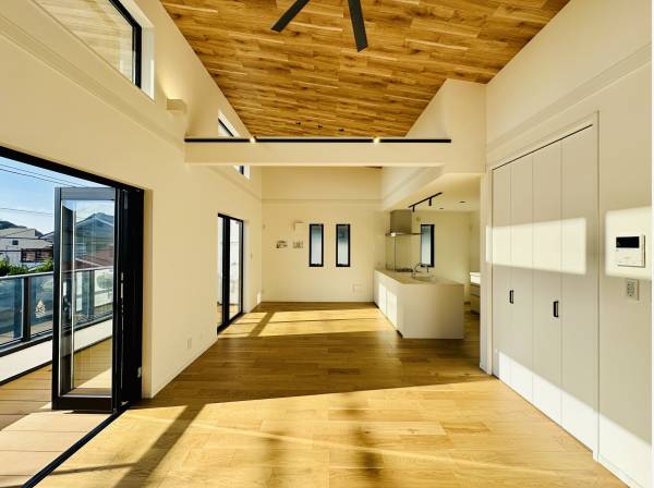 シーリングファンが完備されたLDKには、ガス温水式床暖房も内蔵