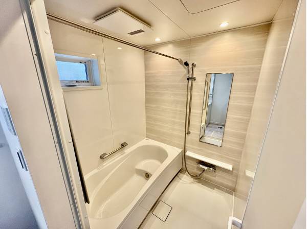 お風呂は浴室乾燥機が付いております。