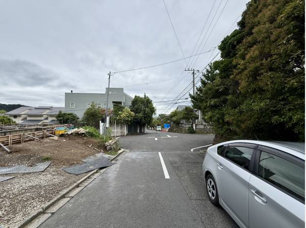 前面道路も広々で大きなお車でも楽々。