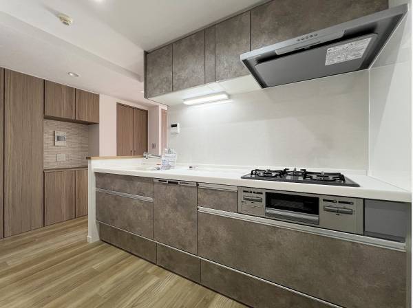 機能性の優れたキッチンは吊戸棚など収納も豊富