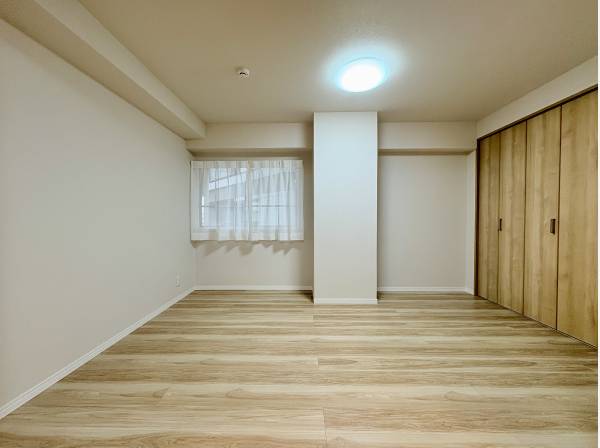 6.2帖の洋室。窓と収納付き