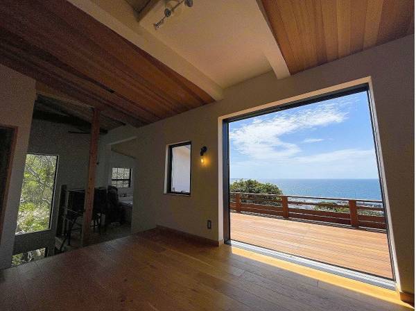 インテリアの一部のような海景が寄り添う11帖超の洋室