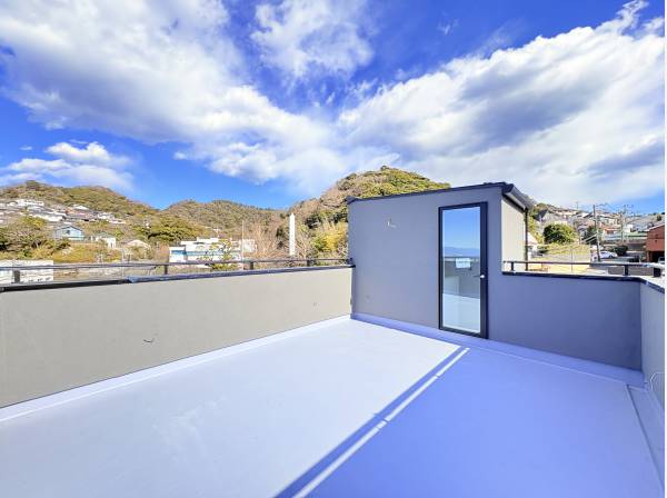 北側には葉山の豊かな緑も