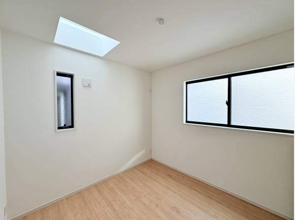 天窓付き5.3帖のベッドルーム