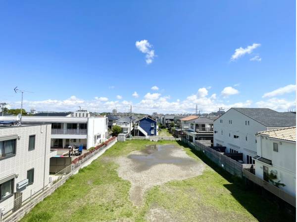 建物裏は公園になっており開放的なロケーションに