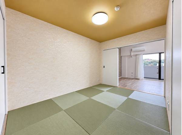 市松模様の畳と落ち着いた天井が彩る和室、足を伸ばしてゆっくり寛ぐ時間を