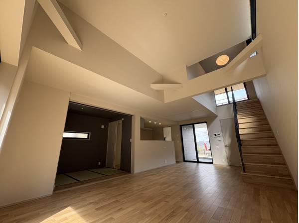 LDKには吹き抜けがあり、開放感があります。