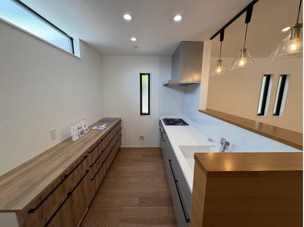 キッチンは収納棚がたくさんあり、お洒落な雰囲気です！