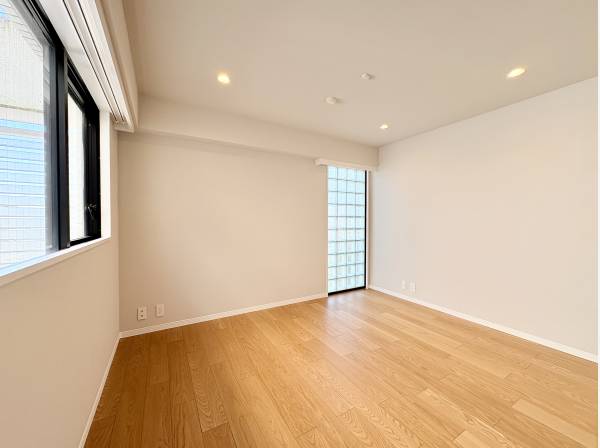 5.8帖の落ち着きある洋室