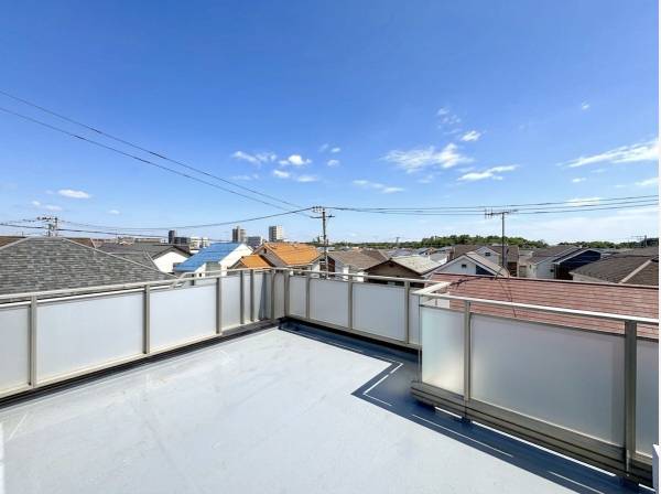 ルーフバルコニー付きです。